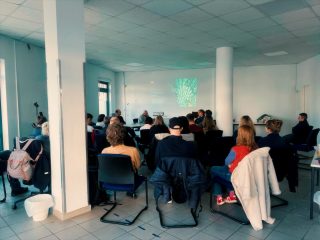 Wir freuen uns über eine große Beteiligung an unserer Veranstaltung„Bunt statt grau“ zum Thema Begrünung und Baumscheiben. 

Herzlichen Dank an unsere Gäste: 
Christiane Habermalz
(Journalistin, Autorin und Natur-Aktivistin) 
Annie Stamm-Grossjohann
(Stadtnatur-Gärtnerin und GreenKiez e.V. Gründerin) und 
Nils Lampen (Bezirksamt Pankow)

Die AG Klima trifft sich wieder am 1.04 um 17.30Uhr im Stadtteilladen. 🌸